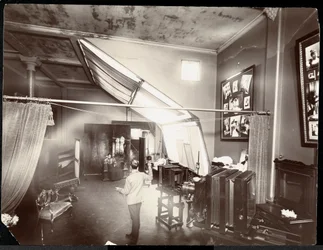 ポートレート写真家のスタジオ、1896-98（銀ゼラチンプリント）